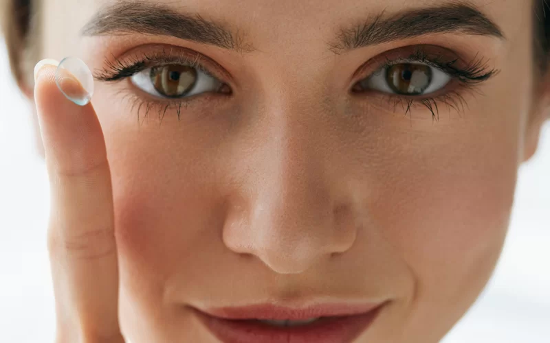 Cómo quitar lentillas sin contaminarlas de maquillaje