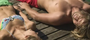¿Puedes broncearte bajo el solo mientras utilizas lentillas?