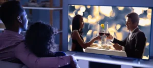 ¿Ver televisión en la oscuridad afecta la salud visual?