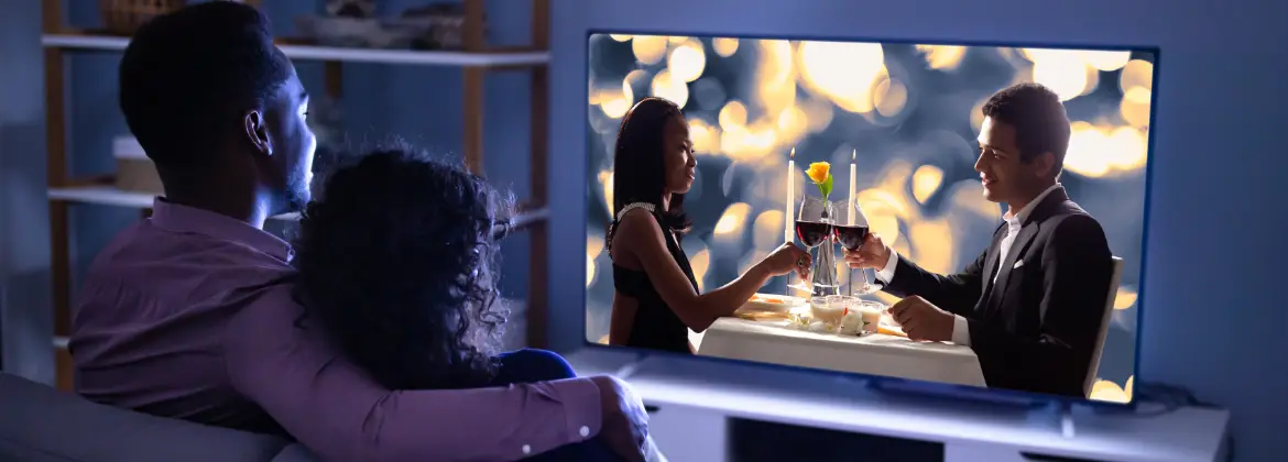 ¿Ver televisión en la oscuridad afecta la salud visual?