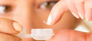 ¿Es una buena solución poner las lentillas con agua?