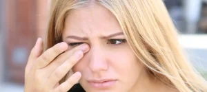 Descubre cómo eliminar las bolsas de los ojos sin cirugía