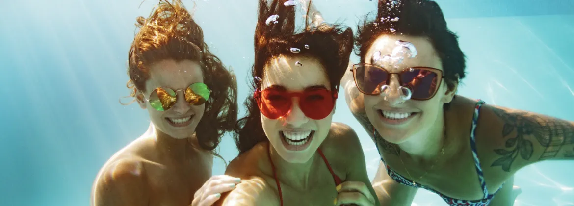 ¿Puedo bañarme este verano con mis lentillas?
