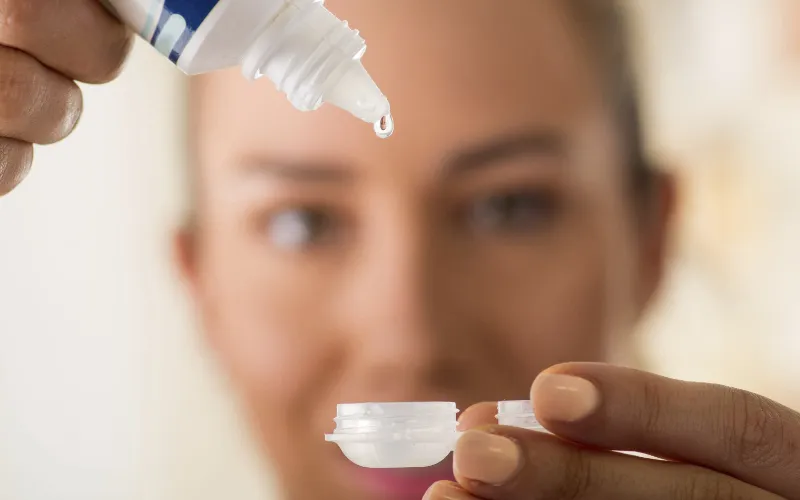 ¿El suero fisiológico puede usarse para hacer la rutina de higiene de las lentillas?